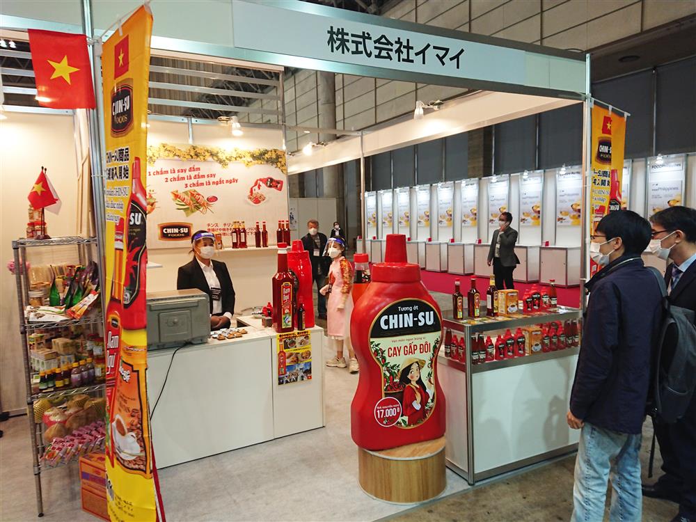 Tương ớt Chin-Su thu hút khách hàng tại triển lãm Thực phẩm và Đồ uống quốc tế Nhật Bản